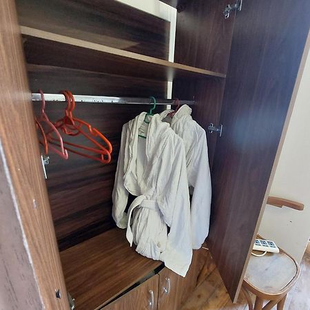 Arab Hostel, Welcoming All Solo And Groups Travellers But, Unmarried Couples Not Allowed Alexandrie Extérieur photo